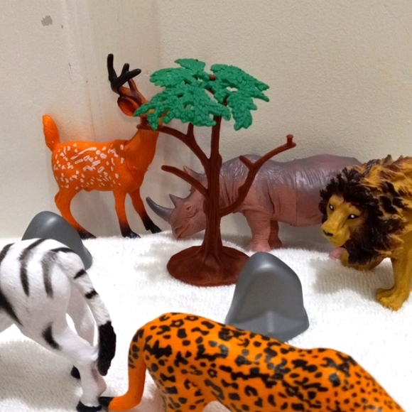 6 Jungle Hard Plastic Animals W/one Tree and rocks - Picture 5 of 5